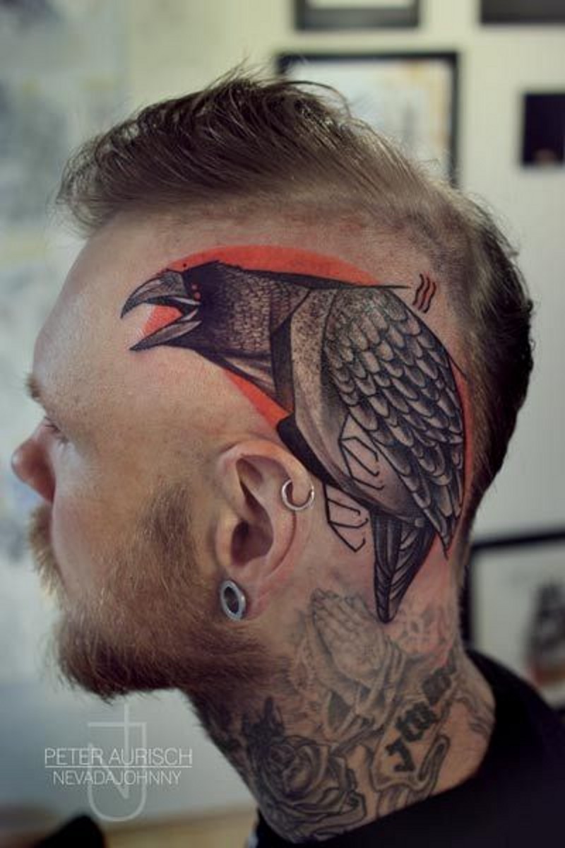 Tatuaje en la cabeza, ave siniestra de varios colores
