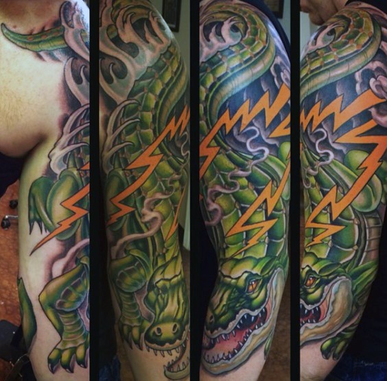 Tatuaje en el brazo completo,  caimán enorme con relámpago