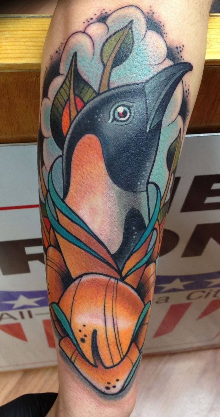 eccezionale inchiostro colorato pinguino tatuaggio su gamba