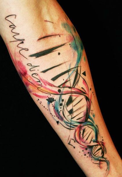 Erstaunliches Farbtattoo von DNA Spirale am Unterarm