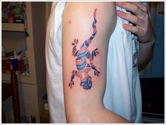 Tatuaje en el brazo,
lagarto de dos colores