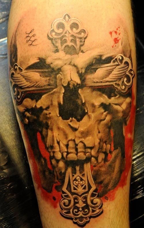 Tatuaje en el brazo,
cruz volumétrica con cráneo roto