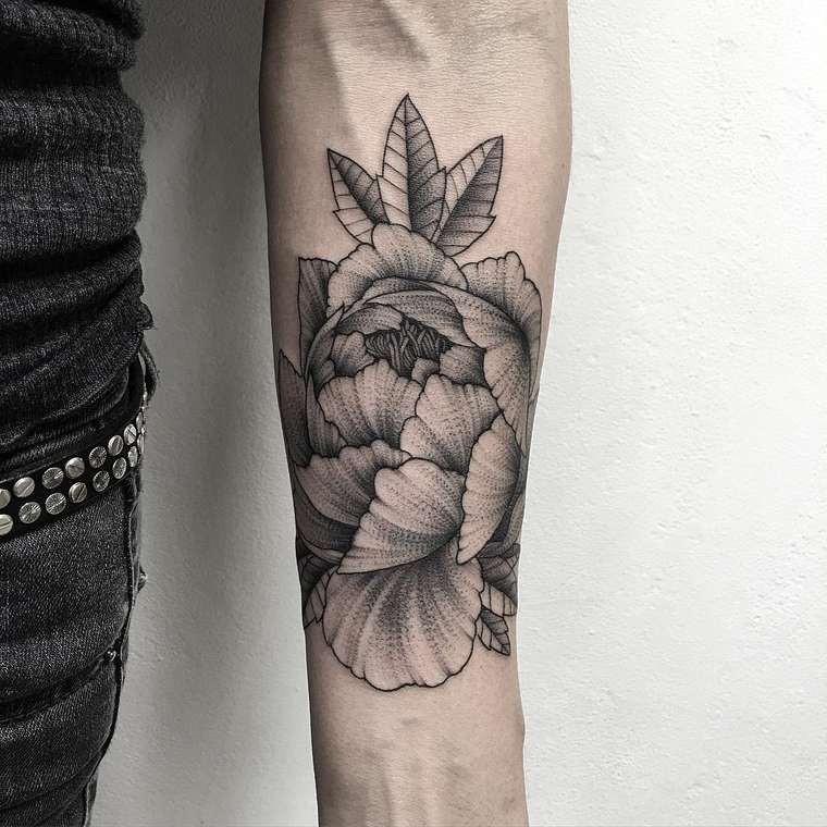 Tatuaje en el antebrazo,
flor grande adorable en colores negro blanco
