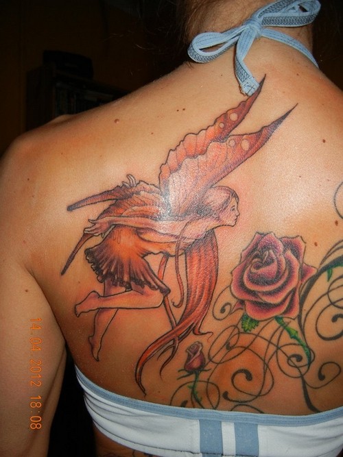 incredibile fata con capelli rossi tatuaggio sulla schiena
