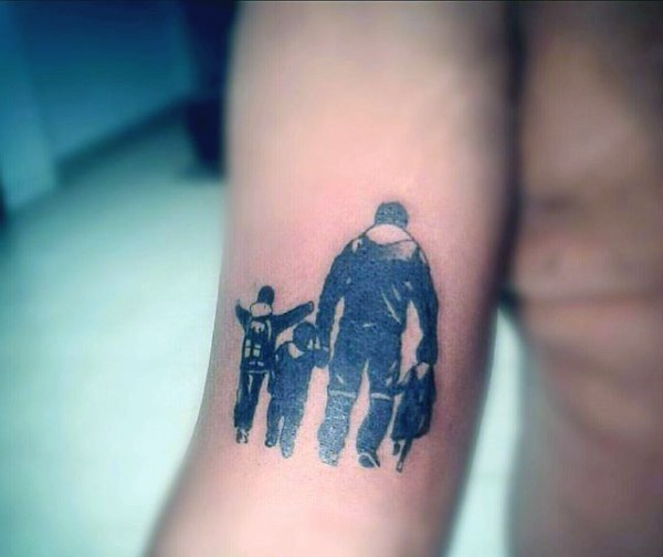 Tatuaje en el brazo, familia simple de cuatro personas, tinta negra