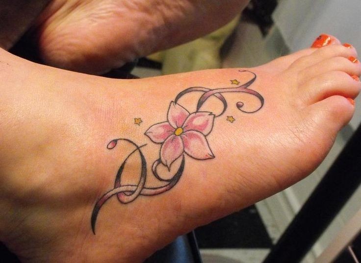 Erstaunliches Tattoo von Blume mit Schnörkeln und kleinen Sternen auf dem Fuß für Mädels