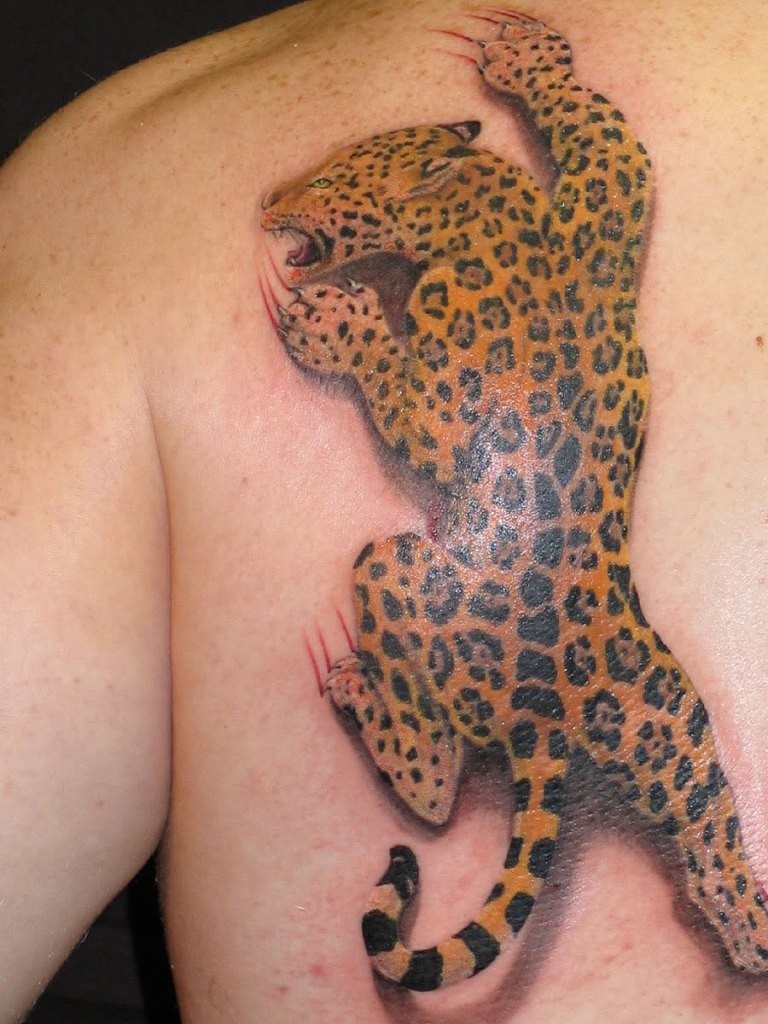 Tatuaje en la espalda,
jaguar con garras afiladas