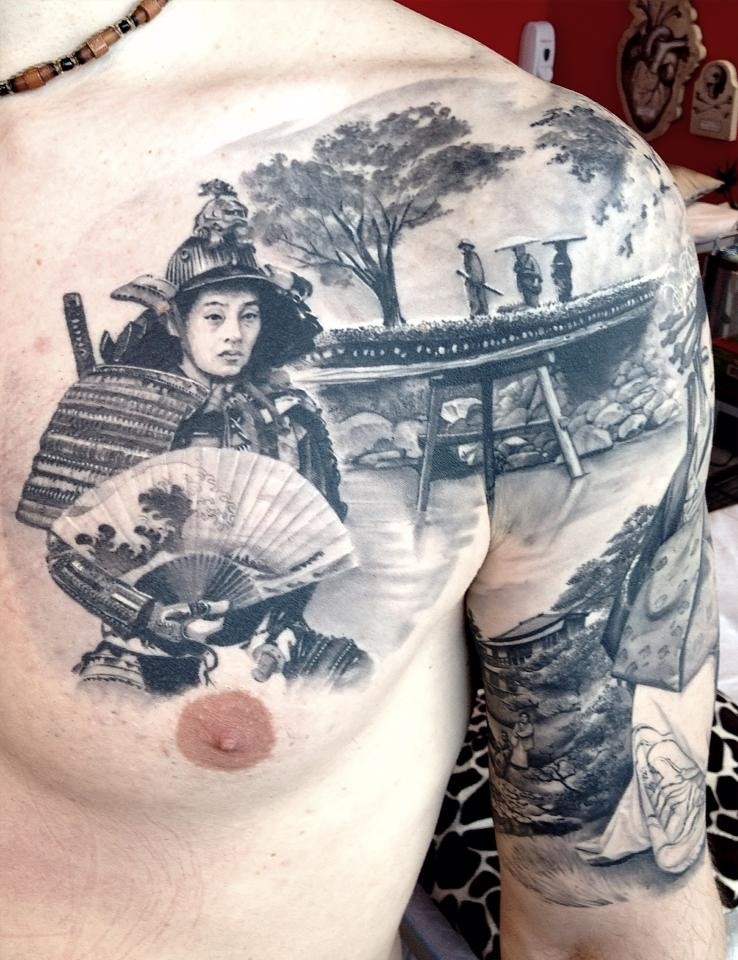 Tatuaje en el pecho y hombro, samurái con abanico y paisaje precioso