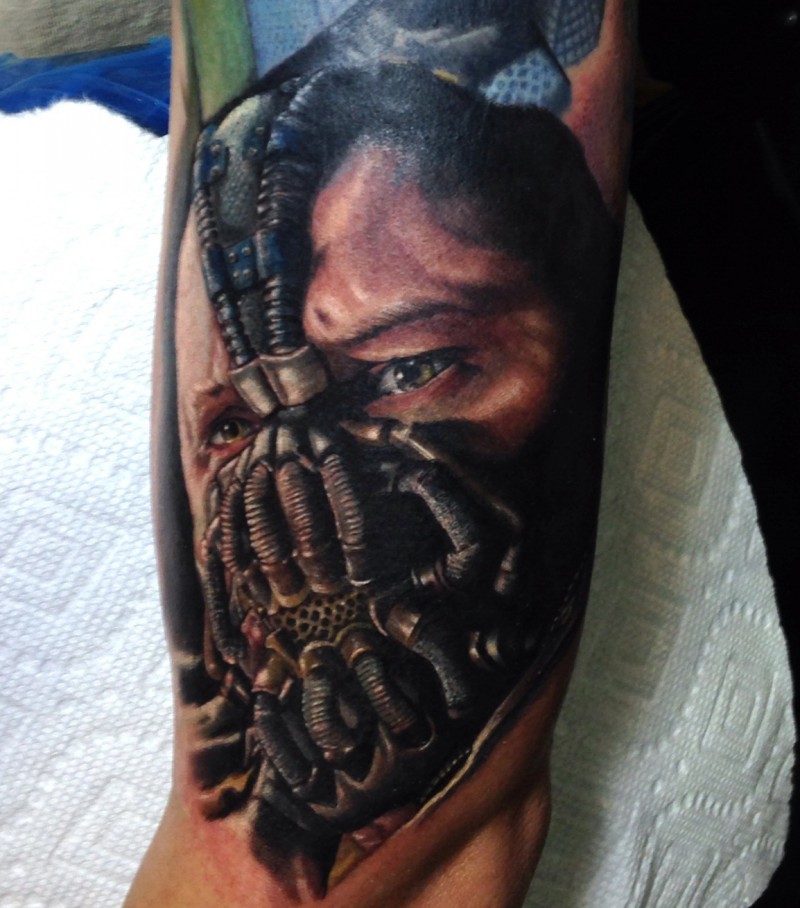 Erstaunlich aussehendes farbiges Arm Tattoo mit Porträt des Banes
