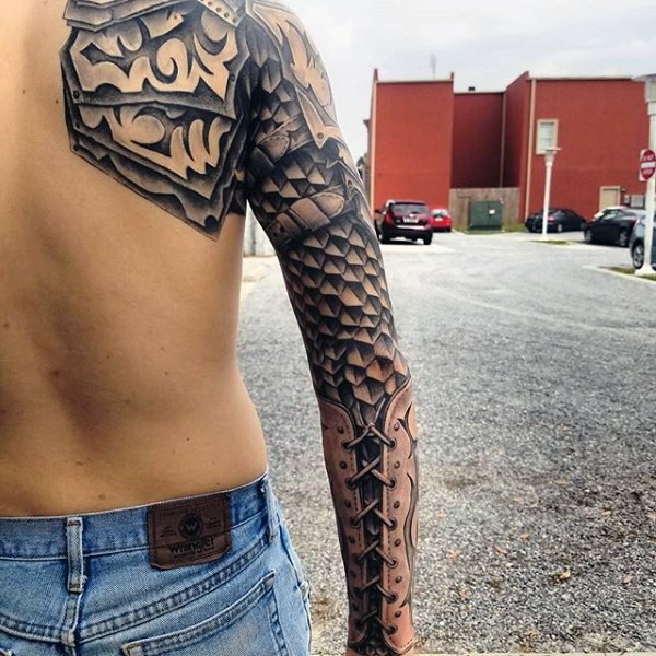 Tatuaje en el brazo completo, armadura medieval impresionante