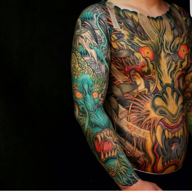 Tatuajes multicolores en el cuerpo completo, varios dragones y demonios asiáticos maravillosos
