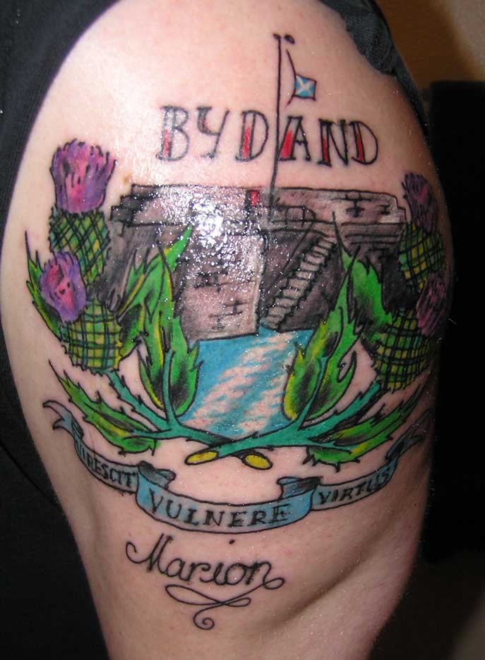 Wunderbares schottisches buntes  Tattoo an der Schulter gemalt