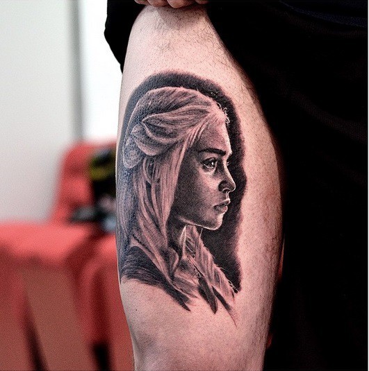 Amazing painted and colored thigh tattoo on Game of Thrones female hero