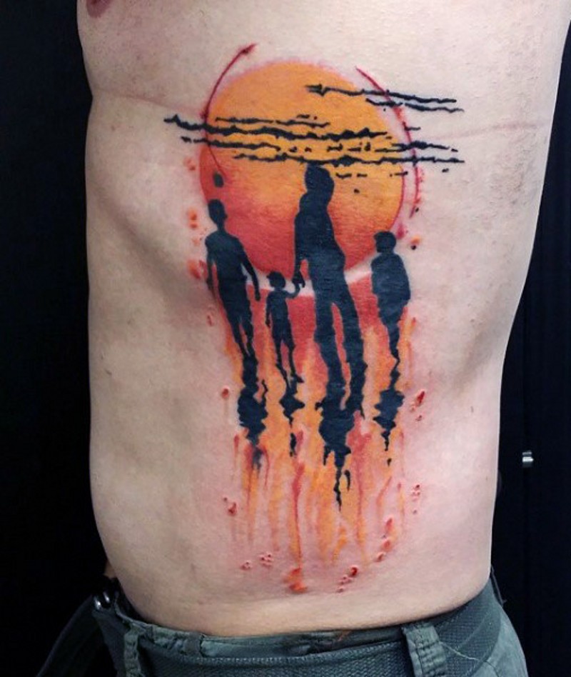eccezionale dipinto colorato famiglia su tramonto tatuaggio su costolette