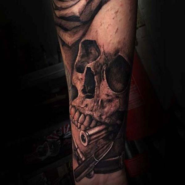 Tatuaje en el antebrazo, cráneo volumétrico con balas