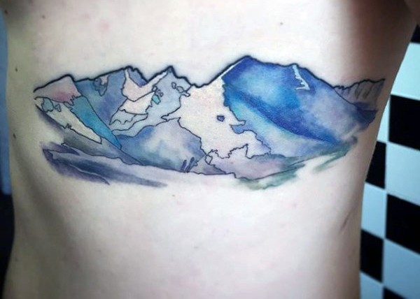 Tatuaje en el costado, montañas pequeñas impresionantes