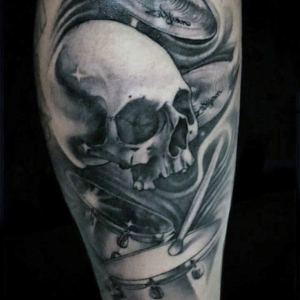 Erstaunlich gemalter Schädel mit detailliertem Schlagzeug Tattoo am Oberschenkel