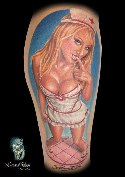 Tatuaje en la pierna,
enfermera rubia  juguetona