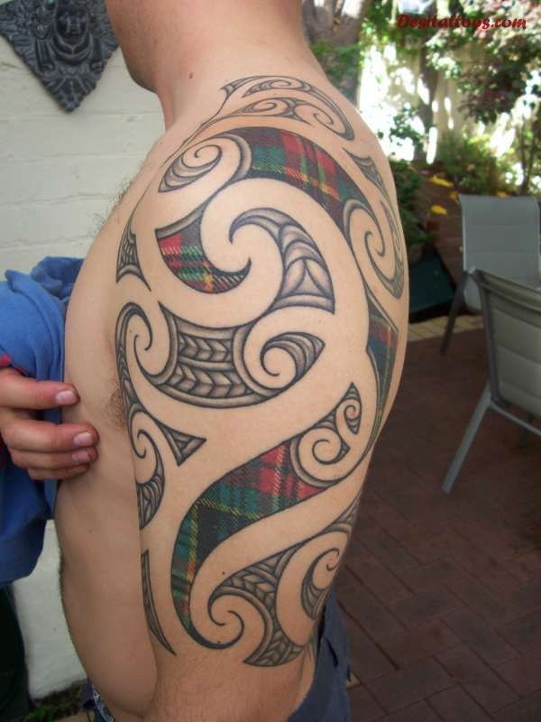 Tatuaje en el brazo, patrón interesante de colores