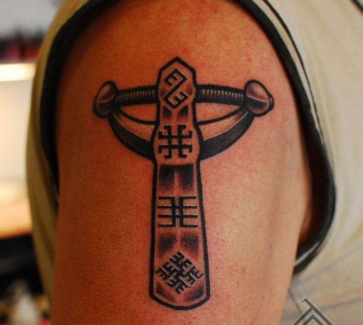 Tatuaje de artefacto antiguo  en el brazo