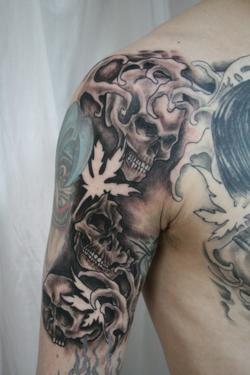 Erstaunliches Tattoo von Totenkopf auf männlicher Schulter