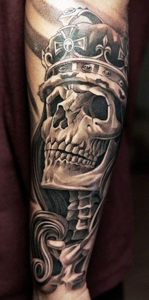 affascinante cranio in corona tatuaggio avambraccio