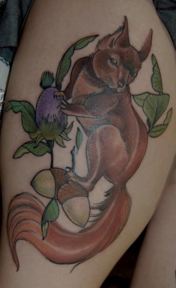 Tatuaje  de ardilla parda con bellotas