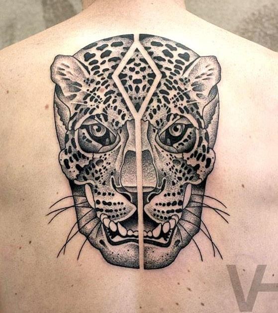 Incrível simétrica superior tatuagem traseira de cabeça de leopardo com crânio humano por Valentin Hirsch