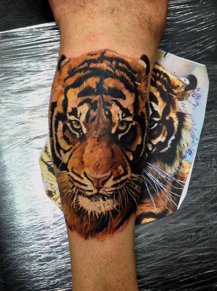 Tatuaje en la pierna,
tigre impresionante realista