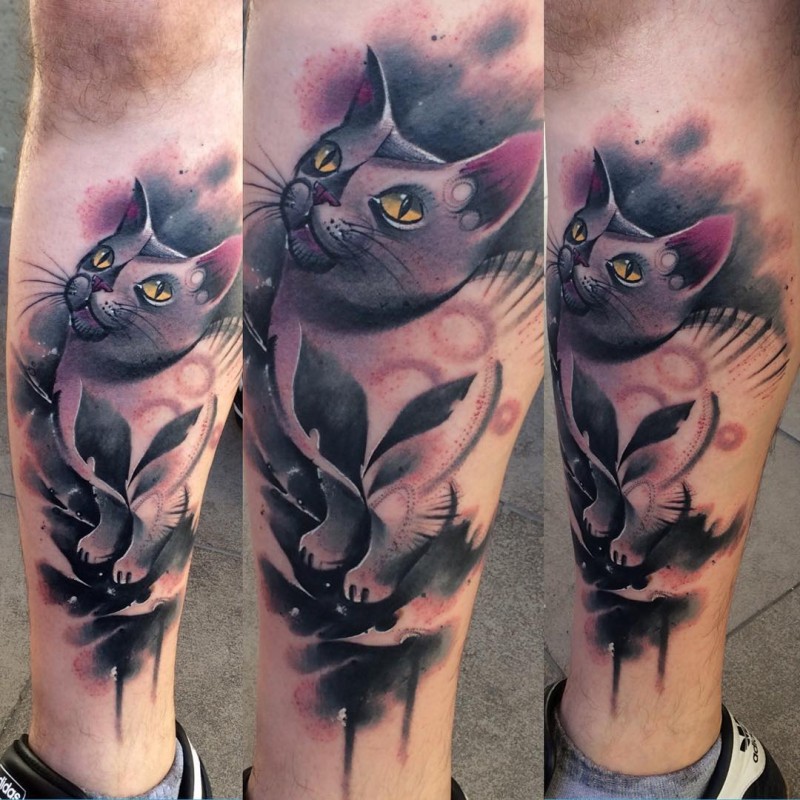 Incrível muito bonito gato olhando com tatuagem de folhas