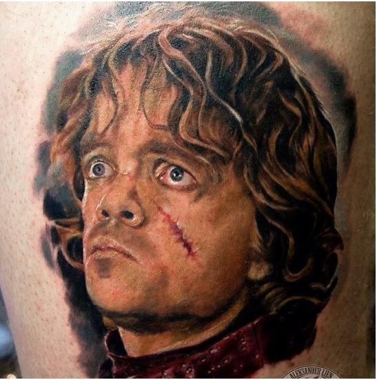 Erstaunlicher sehr detaillierter und farbiger Tyrion Lannister Porträt Tattoo