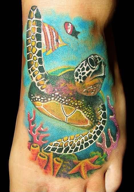 Tatuaje en el pie,
diseño pintoresco, tortuga en el mar