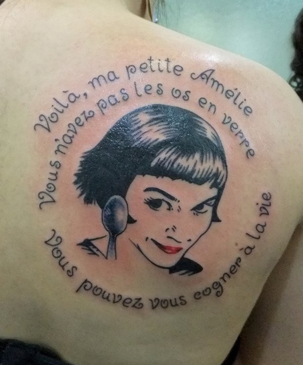 Tatuaje en el hombro, mujer Amelie de película con inscripción