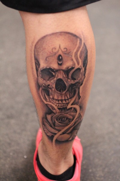 American classic black and gray skull with rose tattoo on calf