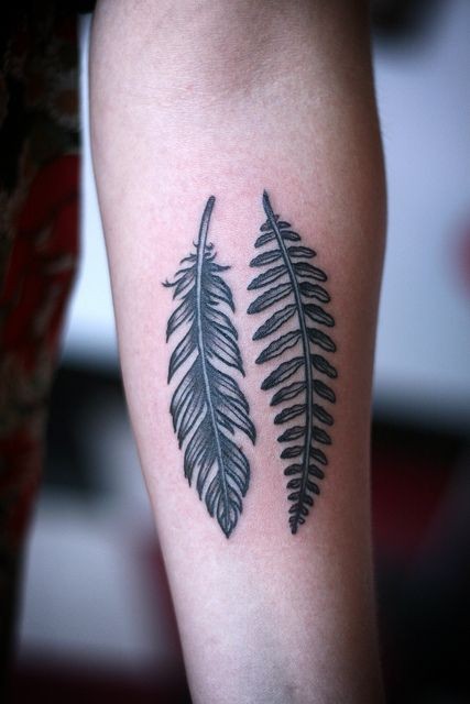 Tatuaje en el antebrazo, pluma y hoja sencillas negras