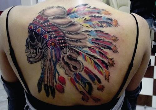 Tatuaje en la espalda, cráneo de un indio en sombrero divino