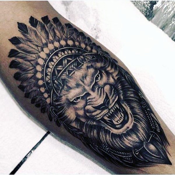 Tatuaje en la pierna, león en sombrero  de plumas indio