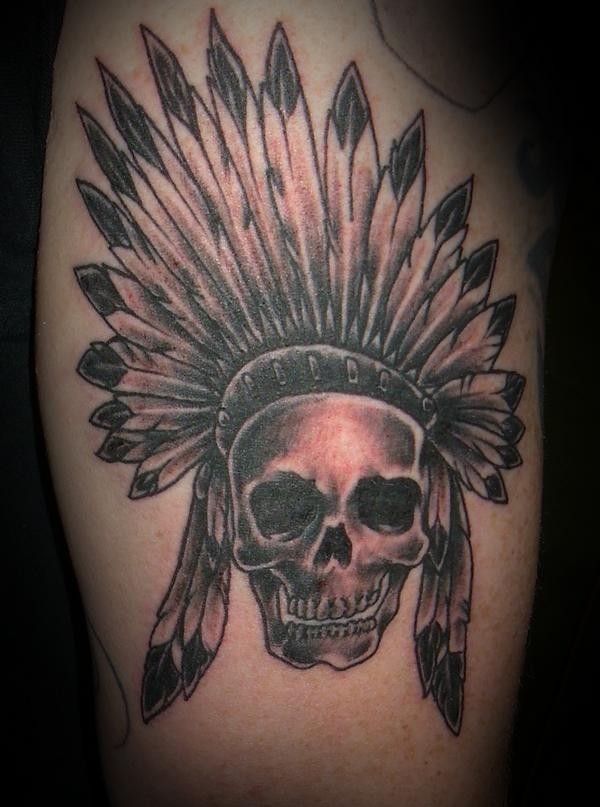 Tatuaje en el muslo, 
cráneo de un indio con plumas largas