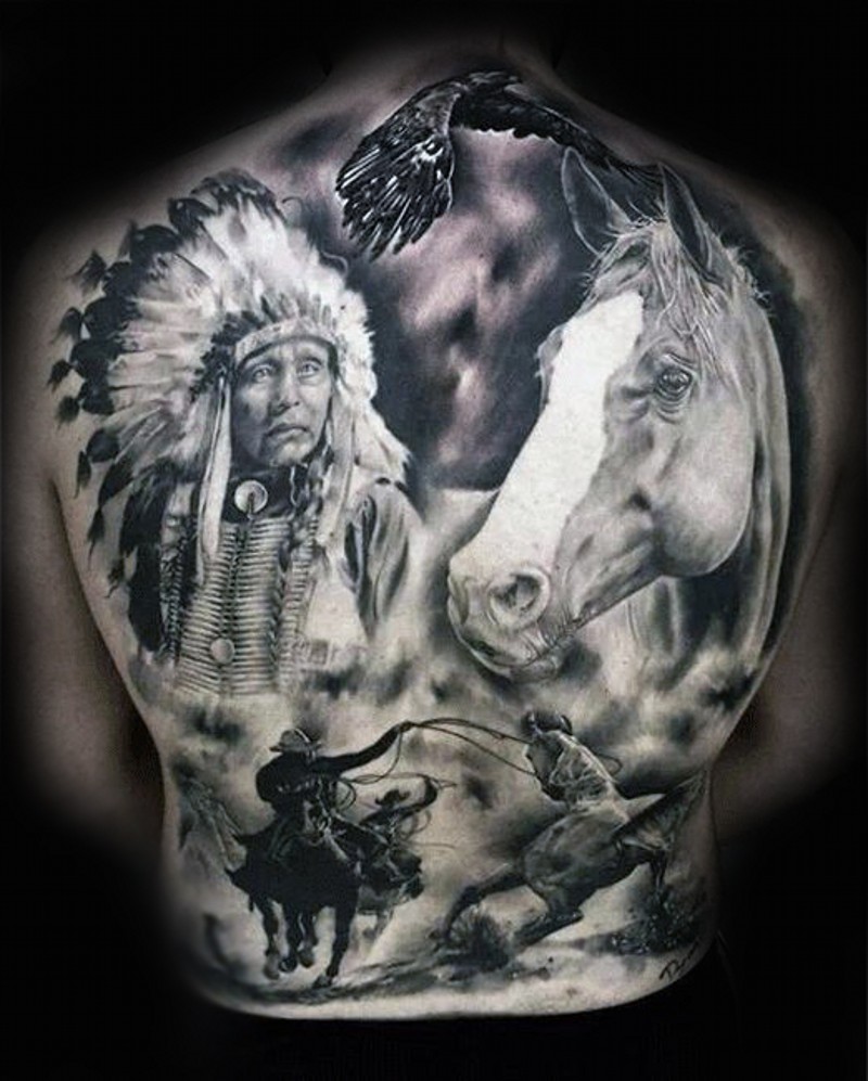 Tatuaje en la espalda completa, tema occidental, vaquero a caballo y indio viejo