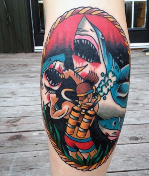 Amerikanisches im traditioneller Stil farbiges Taucher mit Haien Tattoo am Bein