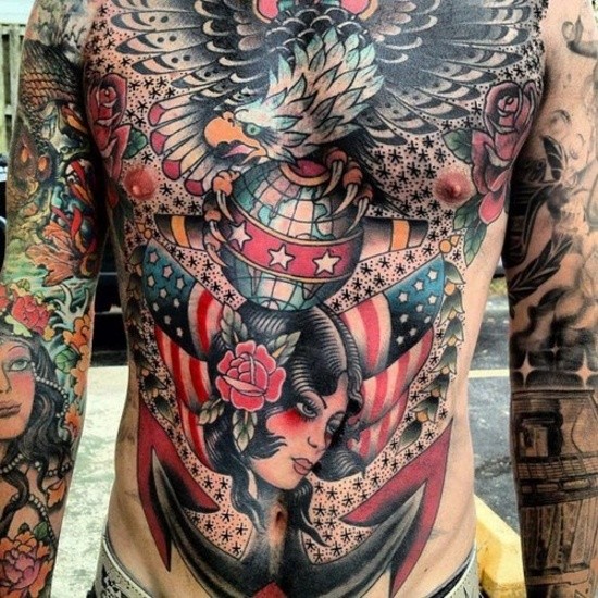 Amerikanischer traditioneller Stil gefärbtes Tattoo an ganzer Brust mit Adler mit Anker und Frau Porträt