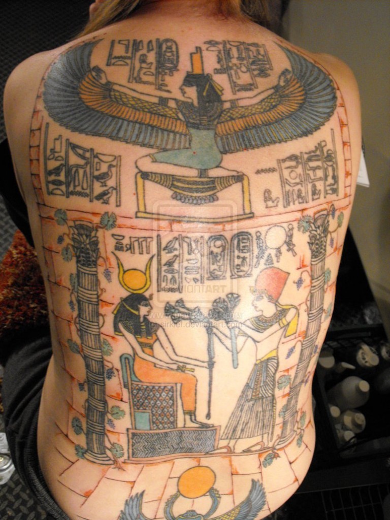 Tatuaje en la espalda,
pintura egipcia mural fascinante de varios colores