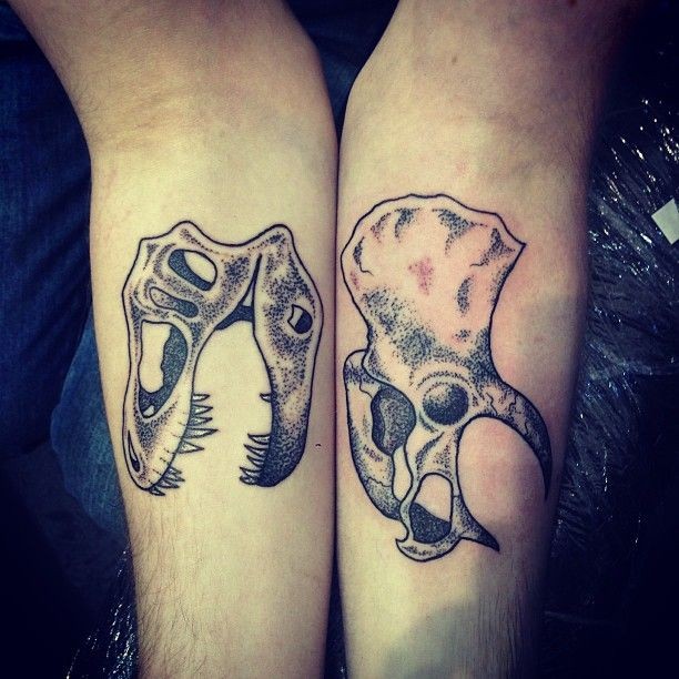 Antiga como tatuagem de antebraço de estilo de ponto de crânios de animais velhos