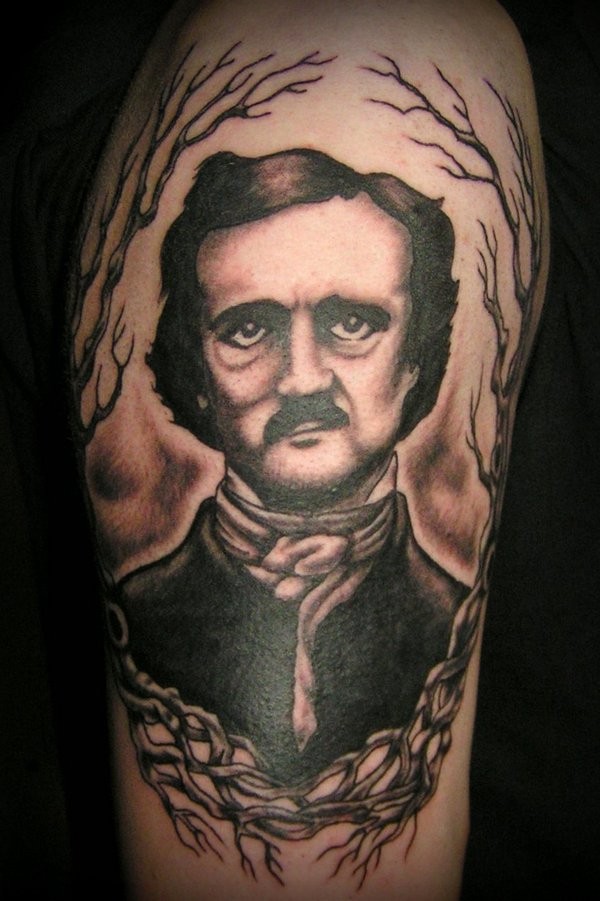 Altes Porträt Tattoo mit Ästen und Wurzeln auf Schulter des Mannes