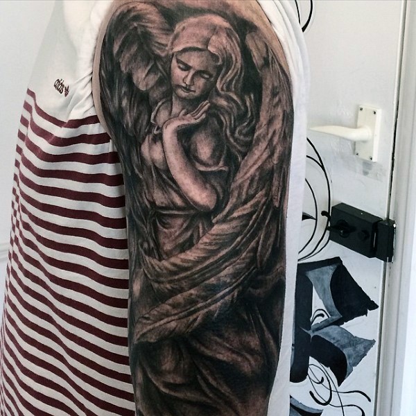 Alte Malerei detailliertes trauriges  Schulter Tattoo mit Engel