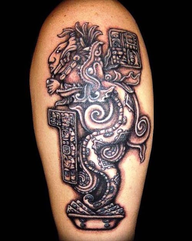 Tatuaje en el brazo, estatua grande tribal antigua