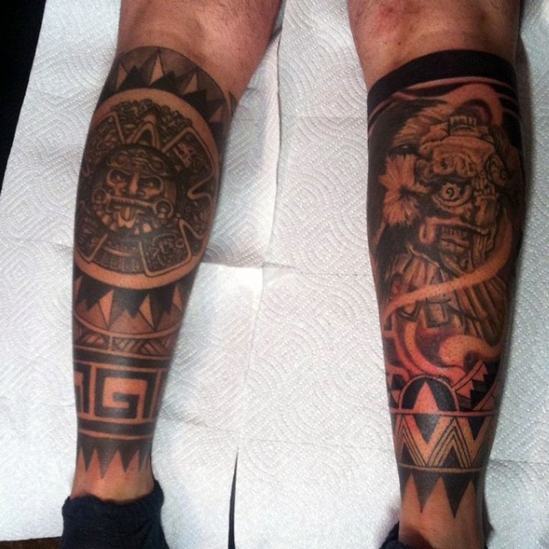 Antike Tribal detailliertes Gemälde Tattoo an Beinen
