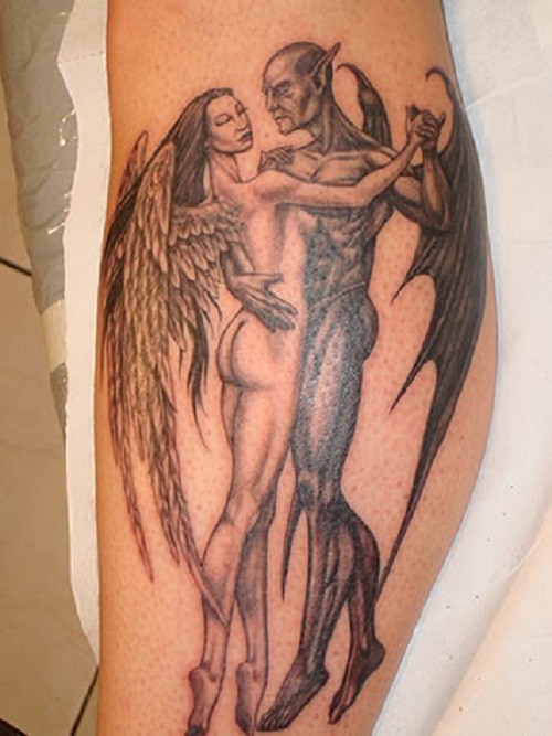 Tatuaje en la pierna, ángel y demonio gráciles