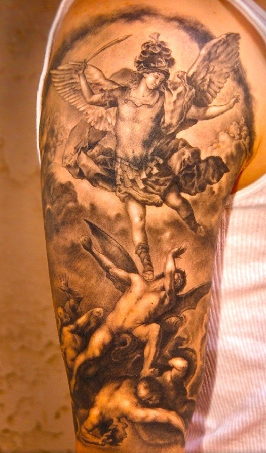 angelo e demone combatendo tatuaggio su spalla