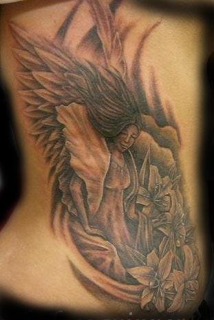 Tatuaje en la espalda,
chica con alas apacible